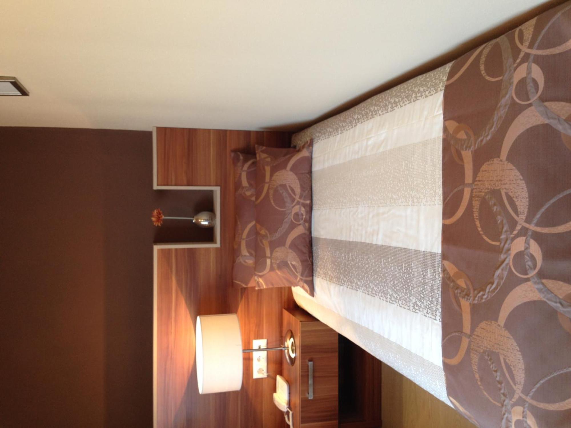Alfa Hotel Győr Rom bilde